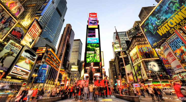 newyork times meydanındaki reklamlar ve gezen insanlar